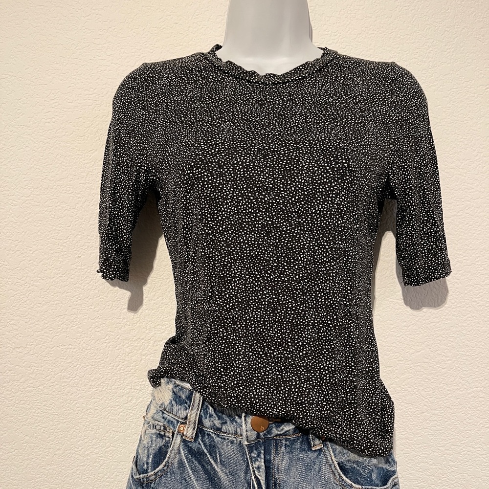 This is a nice shirt from H&M super comfy perfect for any weather!